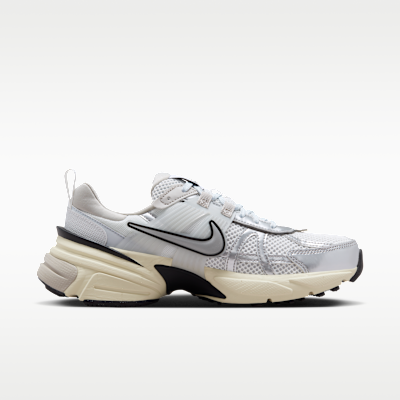 NIKE公式】ナイキ V2K ラン ウィメンズシューズ リフレクティブ (再帰